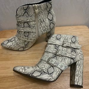 Faux leather snakeskin boots size 40 (9)